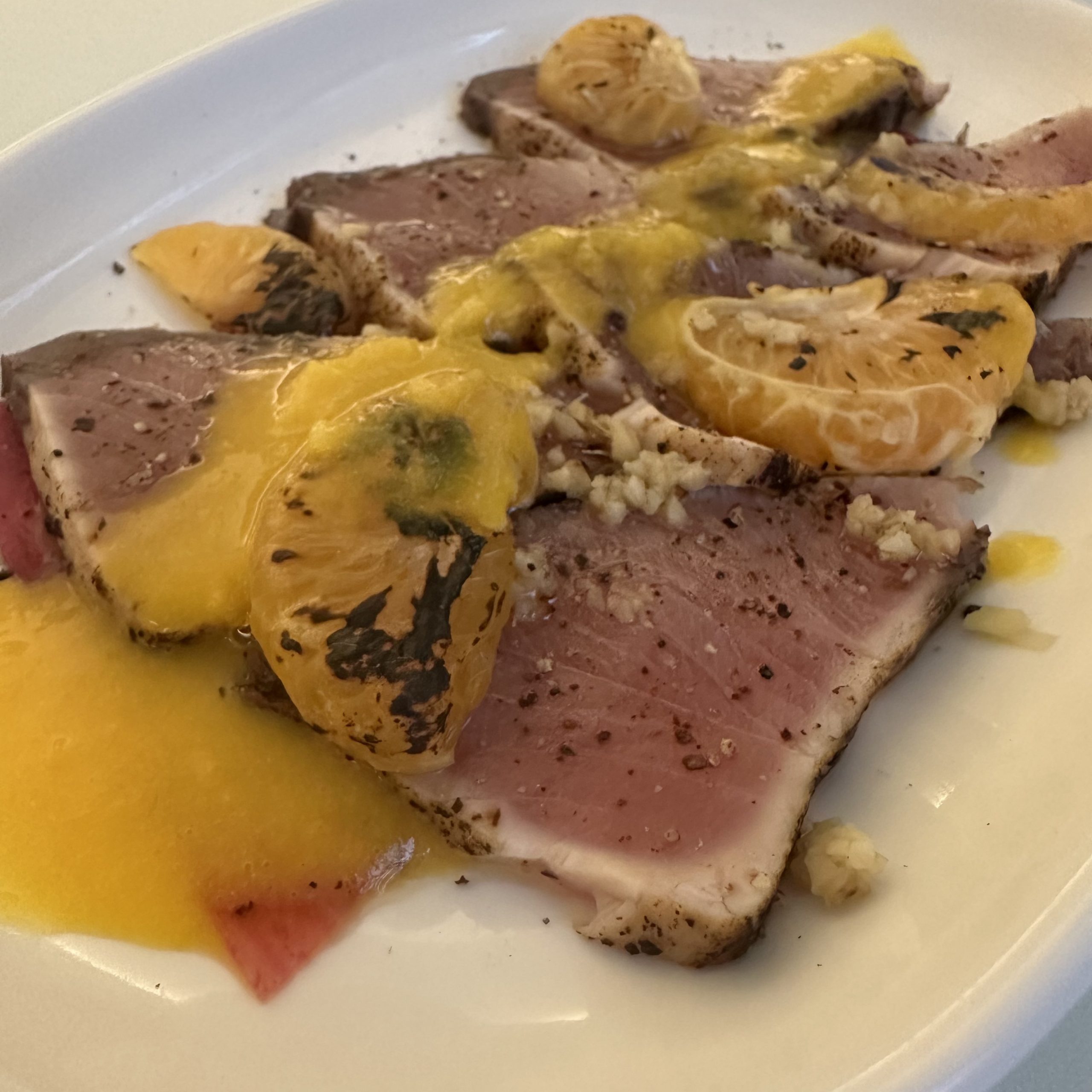 - 12月の旬菜 -<br />
ブリの炙りカルパッチョ<br />
みかんのビネグレットソース